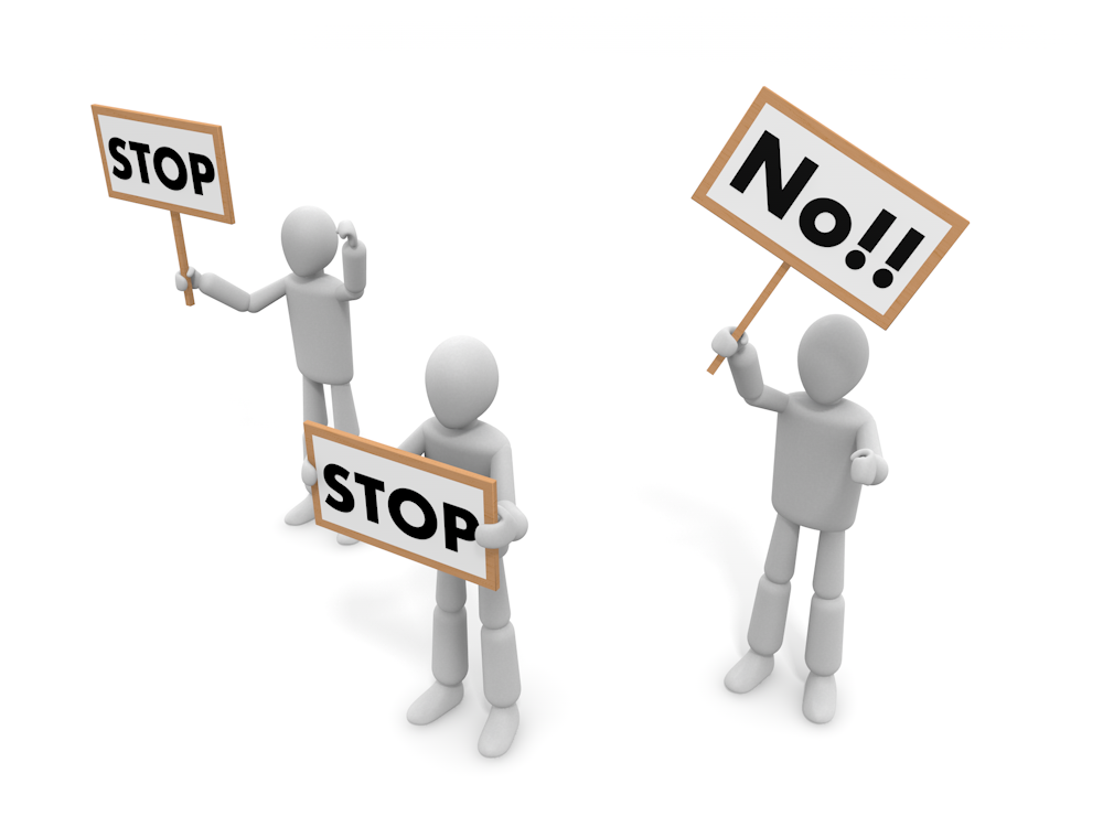 「STOP」と「No!!」のプラカードを掲げ、反対運動や抗議活動を行う3体の人物の高品質な無料イラスト。