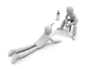 座っている人の足元の水に向かって地面を這って手を伸ばす白い3Dの人物