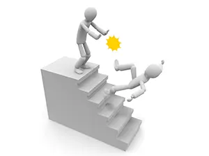 階段の上から相手を突き飛ばして転落させている白い3Dの人物