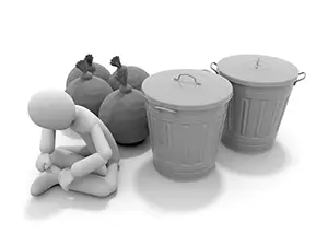 ゴミ袋とポリバケツに囲まれて膝を抱えうつむいている白い3Dの人物