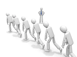 監視するリーダーの前をうつむいて疲れた様子で歩く白い3Dの人物の行列