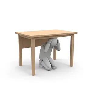 地震の揺れから身を守るために机の下に隠れる3D人物のCGイラスト