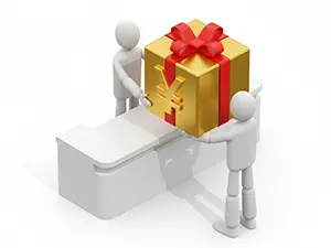 円マークがついた金のプレゼント箱を運ぶ二人の3D人物のイラスト