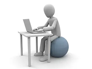 バランスボールに座ってデスクのノートパソコンを操作する人物のイラスト