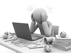 散らかったデスクのノートパソコンの前で頭を抱える人物のイラスト