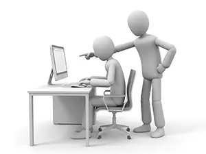 パソコンに向かう人物の後ろから、別の人物が立って画面を指差し指導している白い3D人物のイラスト