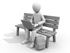 公園のベンチに座り、ノートパソコンを操作するリュックを背負った白い3D人物のイラスト