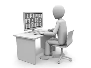 デスクでデスクトップパソコンの画面に向かい、Web会議に参加する白い3D人物のイラスト