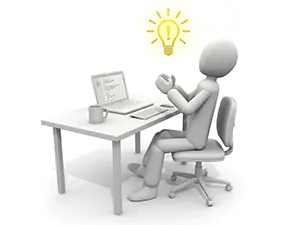 デスクでノートパソコンに向かい、頭上に豆電球が光って手を叩いている白い3D人物のイラスト