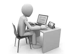 デスクでノートパソコンとタブレットを併用して操作する白い3D人物のイラスト