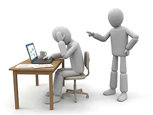 デスクで頭を抱えて悩み、背後の人物に指を差される白い3D人物のイラスト