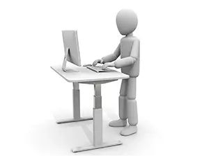 昇降デスクをスタンディングで使用し、デスクトップパソコンを操作する白い3D人物のイラスト