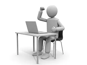 デスクのノートパソコンの前で、力強くガッツポーズをしている白い3D人物のイラスト