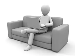 ソファに座り膝の上でノートパソコンを操作する人物のイラスト