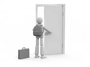 ビジネスバッグを置いてリュックを背負い扉を開けて出ていく3D人物の後ろ姿